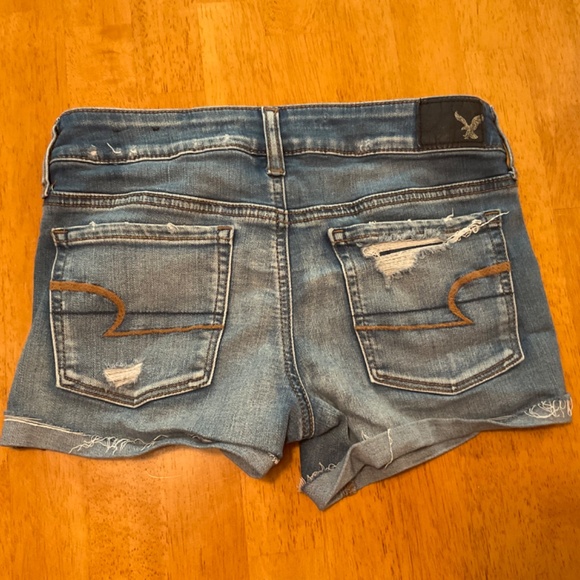 American Eagle distressed denim shorts medium wash size 2 - Picture 2 of 5